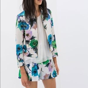 Hard to find Zara floral shorts Large